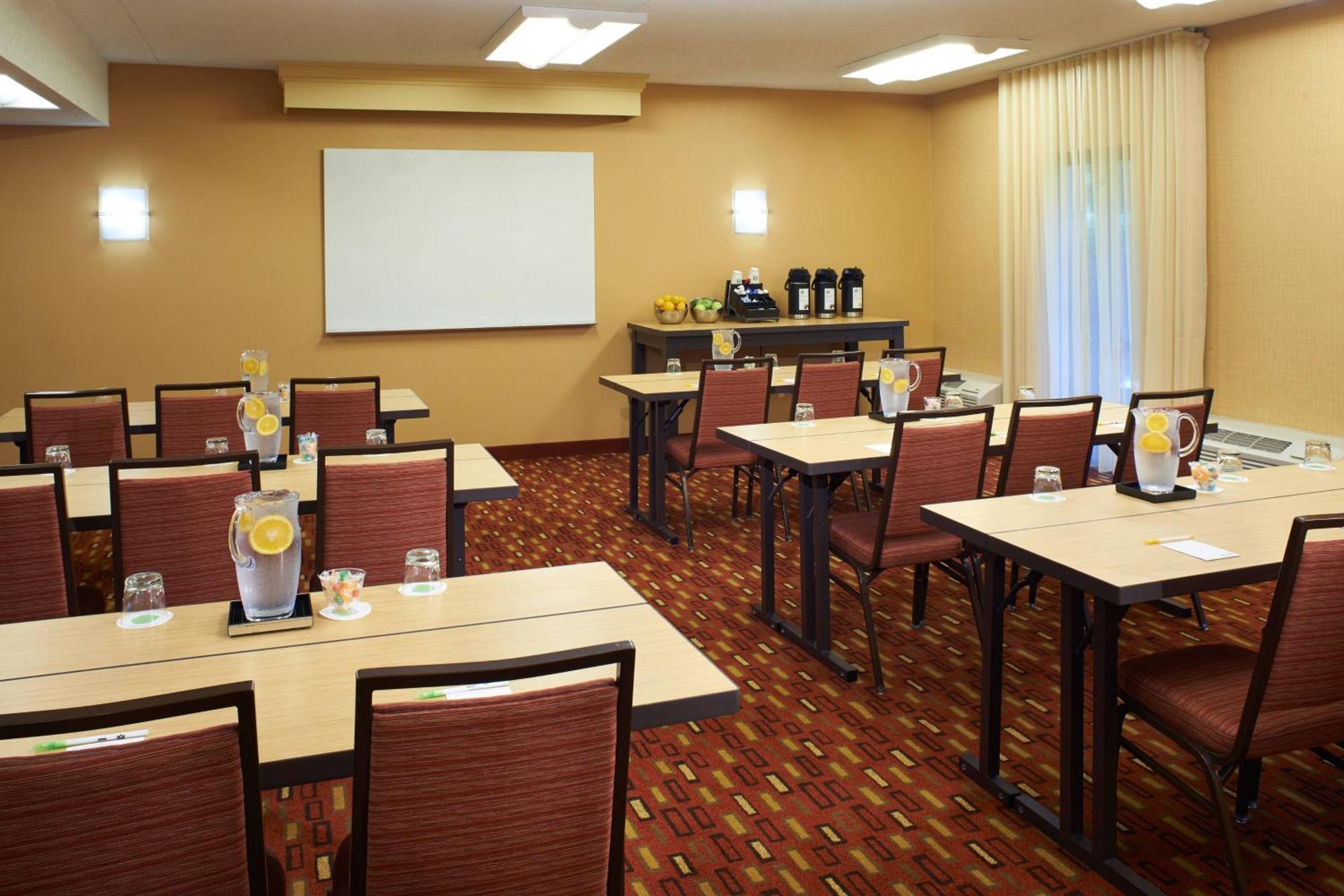 Готель Courtyard By Marriott Lexington North Екстер'єр фото
