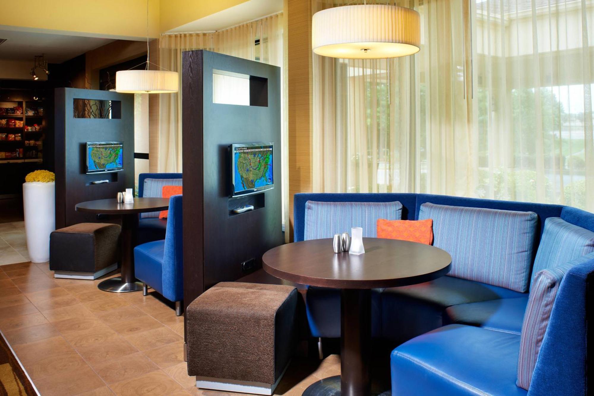 Готель Courtyard By Marriott Lexington North Ресторан фото